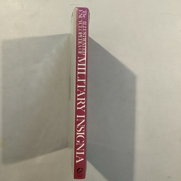 Illustrated Encyclopedia of Military Insignia of 20th Century Hardcover Book - Picture 6 of 6